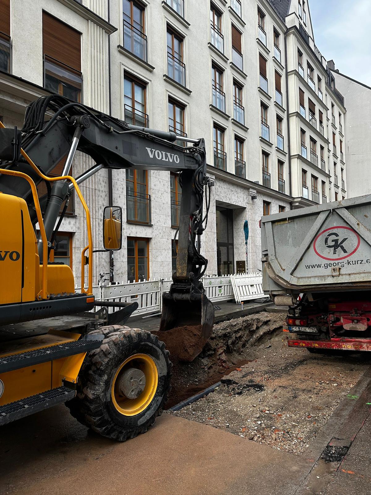 Bagger im Einsatz bei Erdaushub