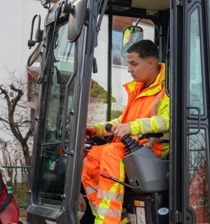 Egzon Jasiqi beim Bagger
